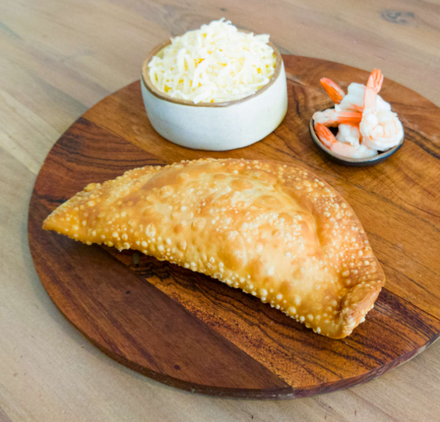 Caja de 10 Empanadas Congeladas de 22 cm Rellenas de Queso, Camarón.