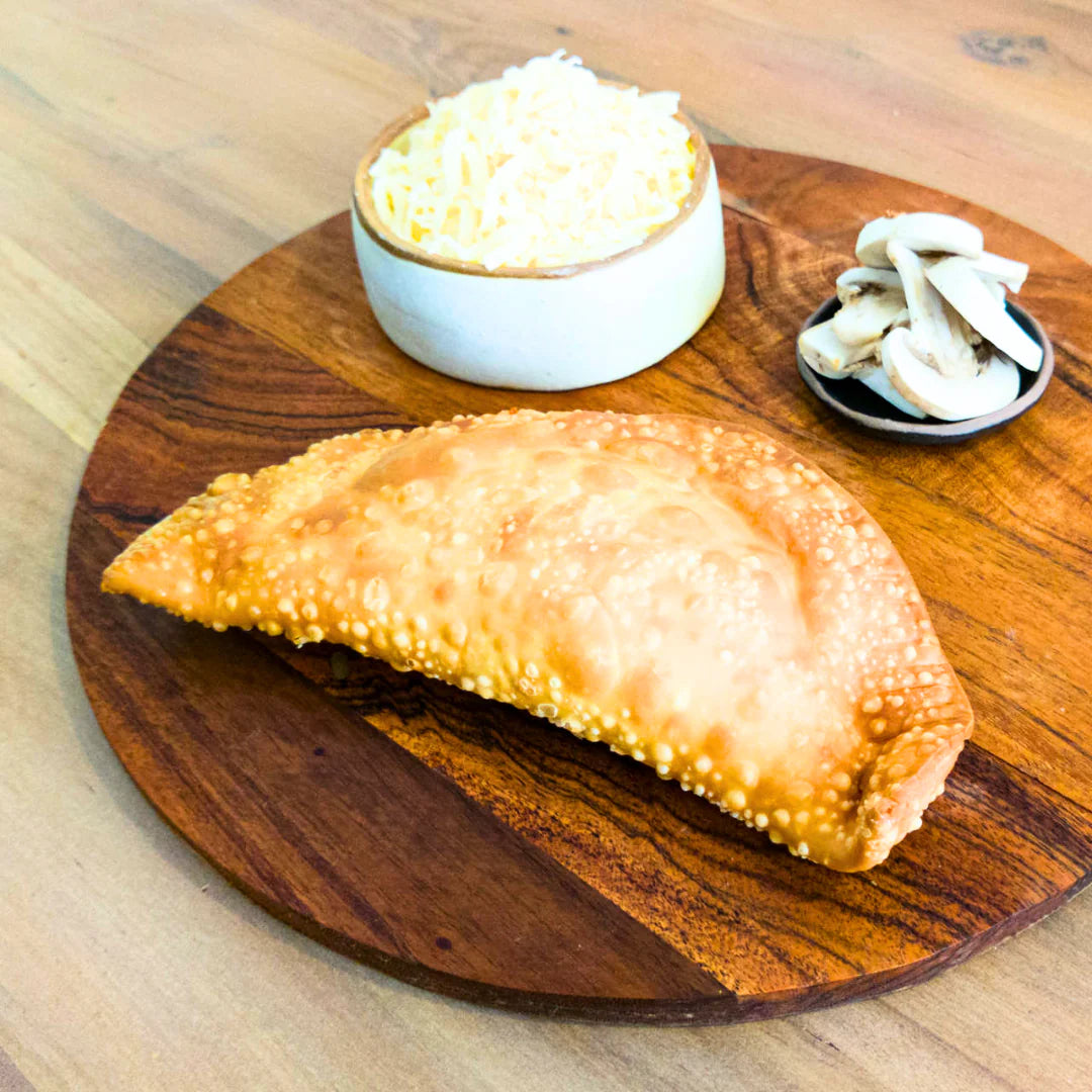 Caja 10 Unidades Empanadas Congeladas de 22 cm Rellenas de Queso, Champiñón y un toque de ajo.