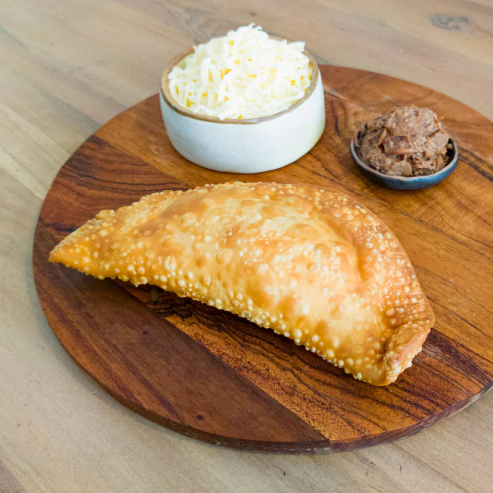 Caja 10 unidades Empanadas Congeladas de 22 cm Rellenas de Queso y Carne Mechada de vacuno.