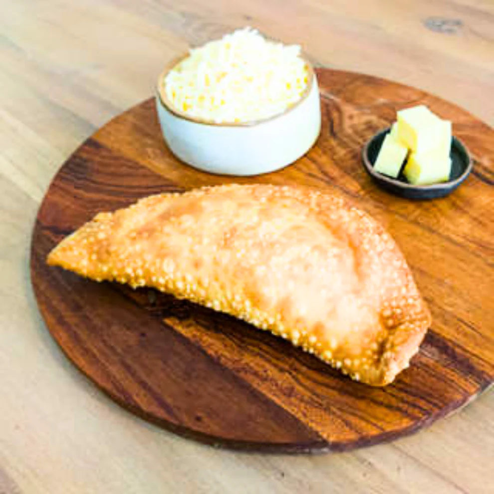 Caja de 10 unidades Empanadas Congeladas de 22 cm Rellenas de Queso.